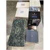Image 1 : BOX OF GLASSWARE