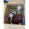 Image 1 : BOX OF GLASSWARE AND ORNAMENTS