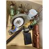 Image 5 : BOX OF GLASSWARE AND ORNAMENTS
