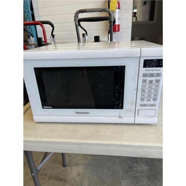 PANASONIC MICROWAVE 1200W POWER. NN-ST642W