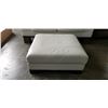 Image 2 : NATUZZI WHITE LEATHER COUCH W/ OTTOMAN