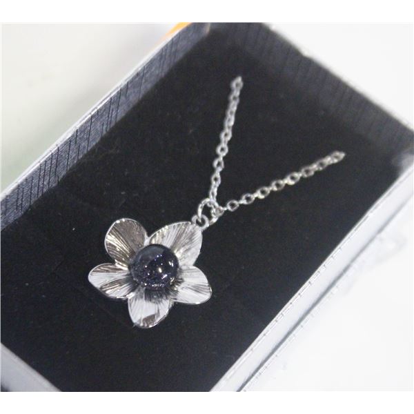 MOONSTONE CENTER SILVERTONE FLOWER