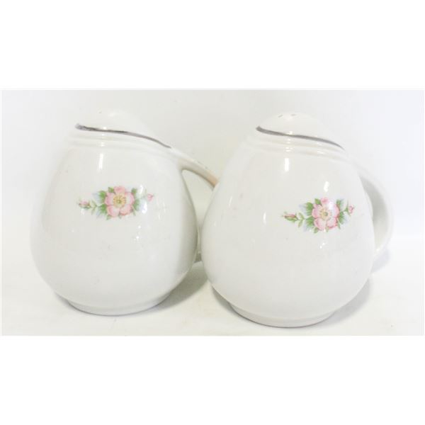 CERAMIC SALT+PEPPER SHAKER SET VINTAGE