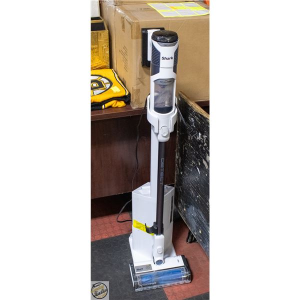 SHARK DETECT POWERFINS STAND UP CLEANER