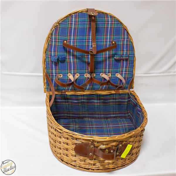 WICKER PICNIC BASKET