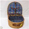 Image 1 : WICKER PICNIC BASKET