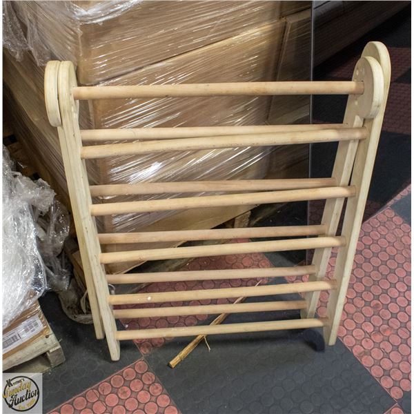SMALL WOODEN FOLDING CHILDRENS CLIMBER