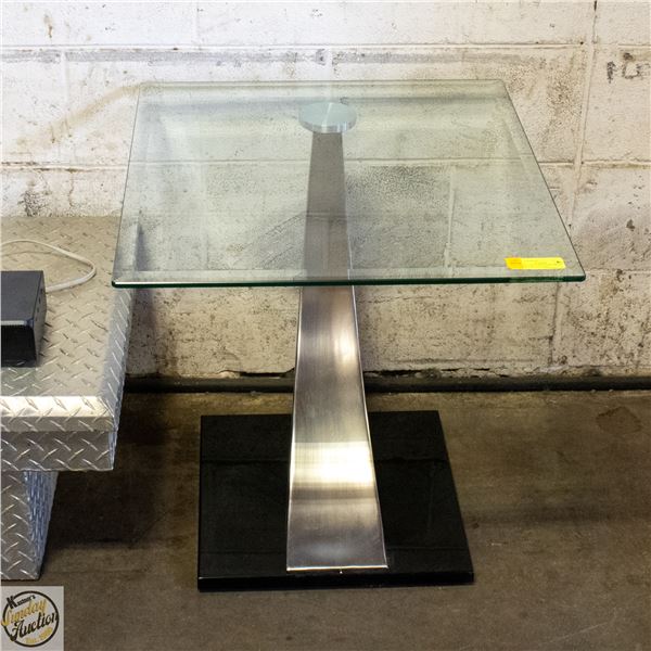 GLASS TABLE W/BRUSHED SILVERTONE+BLACK BASE H-24"