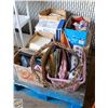 Image 1 : ESTATE PALLET LOT HOUSEHOLD ITEMS