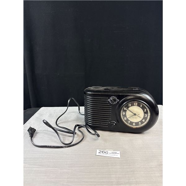 Westclox Big Ben Model 80192 Radio Replica of a 1939 Art Deco Radio