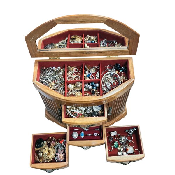 VINTAGE JEWELRY BOX WITH JEWELRY