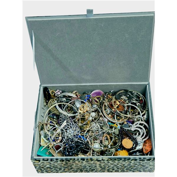 EARRINGS IN GLASS BOX