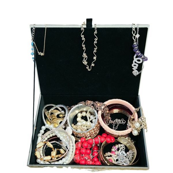 BRACELETS IN GLASS BOX