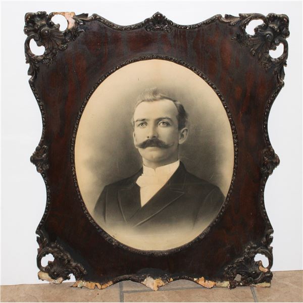ANTIQUE PORTRAIT OF MAN FROM LATE 19TH CENTURY.