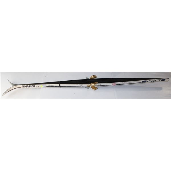 PAIR OF SKIS