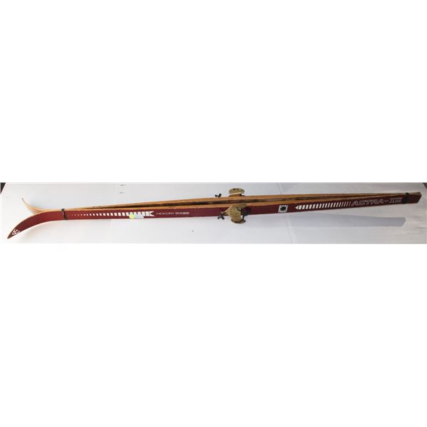 PAIR OF ADULT ACTRA-XC SKIS
