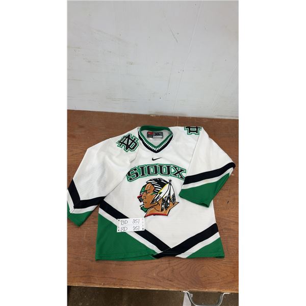 University of North Dakota Fighting Sioux Youth XL hockey Jersey
