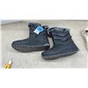 Image 2 : Black Faux Fur-Trimmed Winter Boots, Sz 9, 3 Pairs of Women's Flats, Sz 8.5 and 9, Black Ankle
