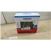 Image 7 : Omron BP7455CAN Blood Pressure Monitor, Easy-Wrap ComFit Cuff, AC Adapter, and Manuals