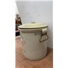 Image 4 : Red Wing Union Stoneware Co. 4 Gallon Crock with Lid and Wire Bail Handles