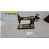 Image 1 : Antique Singer Model 66 Sewing Machine Head with Ornate Gold Filigree Decals, Early 1900s
