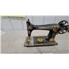 Image 2 : Antique Singer Model 66 Sewing Machine Head with Ornate Gold Filigree Decals, Early 1900s