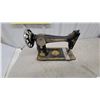Image 5 : Antique Singer Model 66 Sewing Machine Head with Ornate Gold Filigree Decals, Early 1900s
