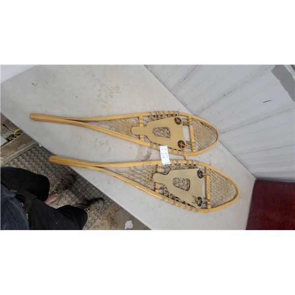 G&V Wood-Framed Alaskan Trail Snowshoes with Woven Decking and Leather Bindings