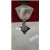 Image 5 : Antique Figural Kerosene Oil Lamp with Frosted Glass Fount and Spelter Cherub on Cast Iron Base