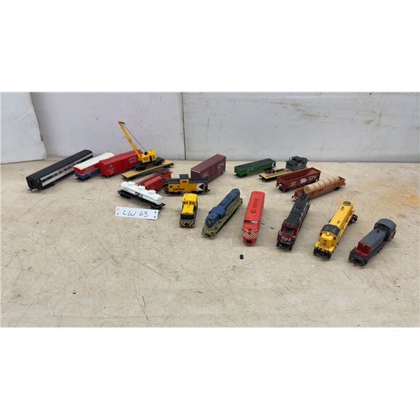 HO Gauge Model Trains: 5 Engines, 5 CN cars, 3 CP Cars, Canadian National Rapido Passenger Car, CP