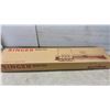 Image 10 : Singer Mod. 700 Home Knitter, with Manuals, Yarn, Sewing Handle, and Accessories