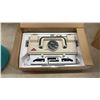 Image 11 : Singer Mod. 700 Home Knitter, with Manuals, Yarn, Sewing Handle, and Accessories