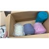 Image 13 : Singer Mod. 700 Home Knitter, with Manuals, Yarn, Sewing Handle, and Accessories