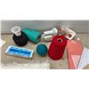 Image 16 : Singer Mod. 700 Home Knitter, with Manuals, Yarn, Sewing Handle, and Accessories