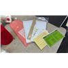 Image 18 : Singer Mod. 700 Home Knitter, with Manuals, Yarn, Sewing Handle, and Accessories