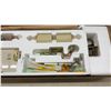 Image 4 : Singer Mod. 700 Home Knitter, with Manuals, Yarn, Sewing Handle, and Accessories