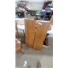 Image 11 : Wooden Dining Table with 6 Windsor-Style Chairs and 2 Leaves