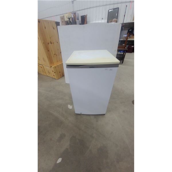 GoldStar GR-151SPF Refrigerator, 117V, 60Hz, 1.2A, R134a Refrigerant, 33”×19”×21”