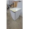 Image 2 : GoldStar GR-151SPF Refrigerator, 117V, 60Hz, 1.2A, R134a Refrigerant, 33”×19”×21”