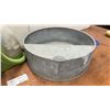 Image 4 : Bissell Little Green Portable Carpet and Upholstery Cleaner and Galvanized Metal Tub
