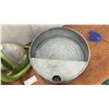 Image 5 : Bissell Little Green Portable Carpet and Upholstery Cleaner and Galvanized Metal Tub