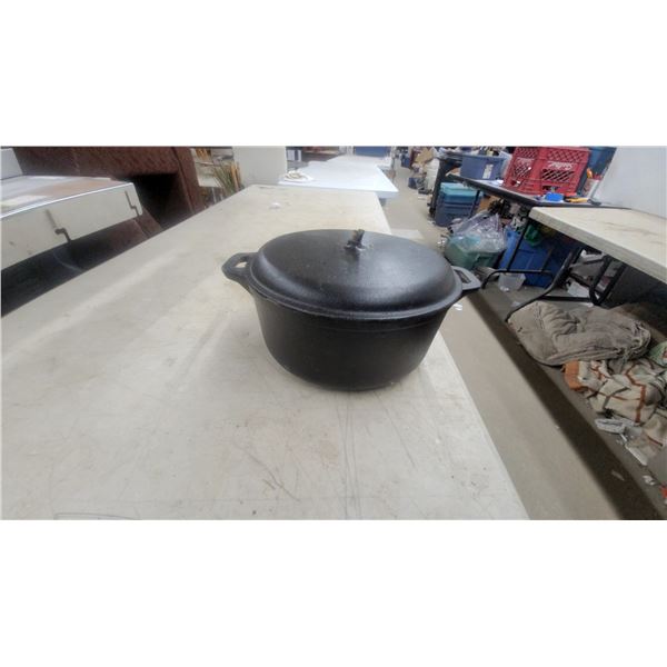 Vintage Wagner Ware No. 8 Cast Iron Dutch Oven with Self-Basting Lid and Brass Vent