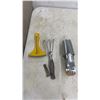 Image 9 : 4 Pairs of Gardening Gloves, Cordless Phone, Manitoba License Plates, PowerShot Stapler