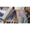 Image 3 : 30-Piece Barber Set: Hand and Electric Clippers, Scissors, Combs, Capes