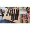 Image 4 : 30-Piece Barber Set: Hand and Electric Clippers, Scissors, Combs, Capes