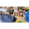 Image 6 : 30-Piece Barber Set: Hand and Electric Clippers, Scissors, Combs, Capes