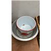 Image 2 : Assorted Kitchenware: Enamel Bucket, Aluminum Basin, 3 Wicker Baskets, and Rooster Dishes