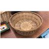 Image 5 : Assorted Kitchenware: Enamel Bucket, Aluminum Basin, 3 Wicker Baskets, and Rooster Dishes