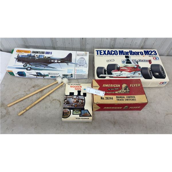 Tamiya Texaco Marlboro M23 1:12 Model Kit, American Flyer No. 26744
