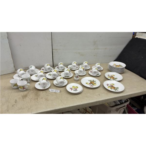 44 Pieces Noritake Progression China "Tropica" 9012 Dinnerware Set with Plates, Cups, Saucers